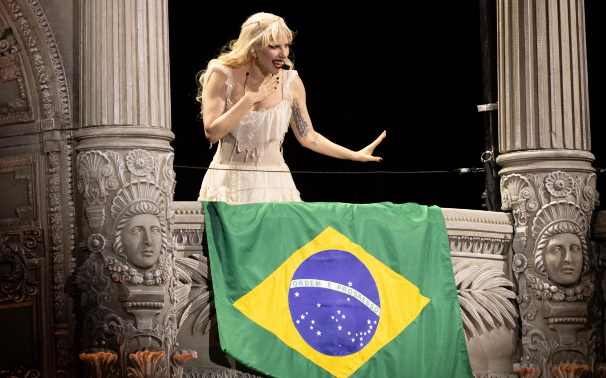 Lady Gaga com a bandeira do Brasil