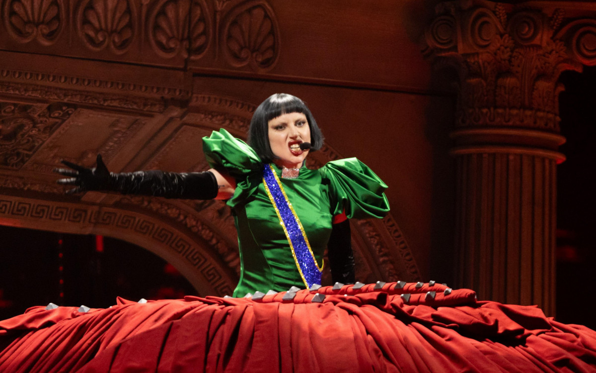 Lady Gaga usou um vestido com as cores do Brasil para interpretar a música \'Abracadabra\'