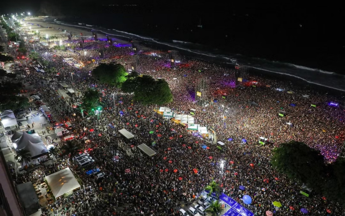 Multidão lota as areias da praia de Copacabana para o show de Lady Gaga