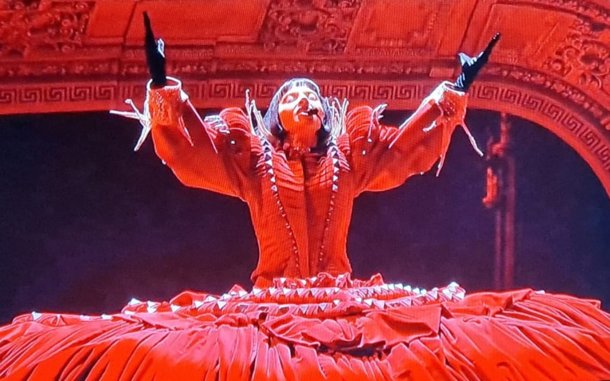 Lady Gaga surgiu no palco em um vestido vermelho gigantesco