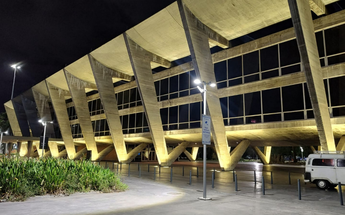 Pr&eacute;dios p&uacute;blicos foram iluminados com a cor amarela