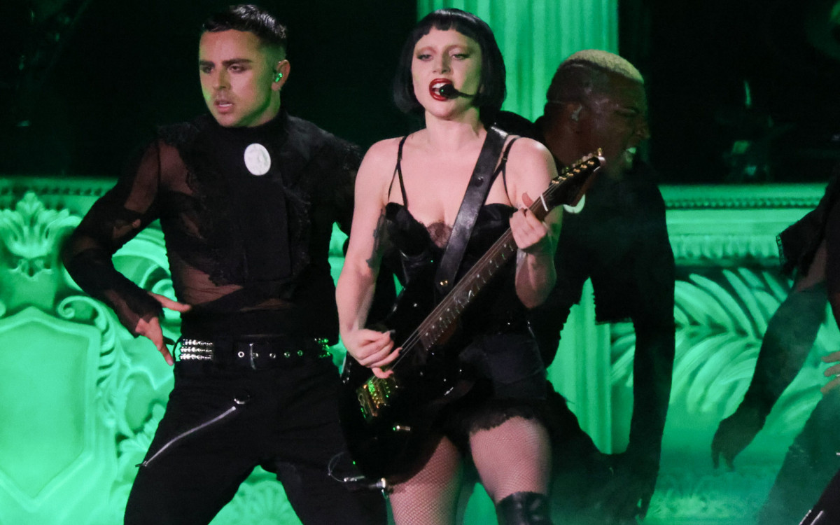 Lady Gaga surgiu no palco em um vestido vermelho gigantesco