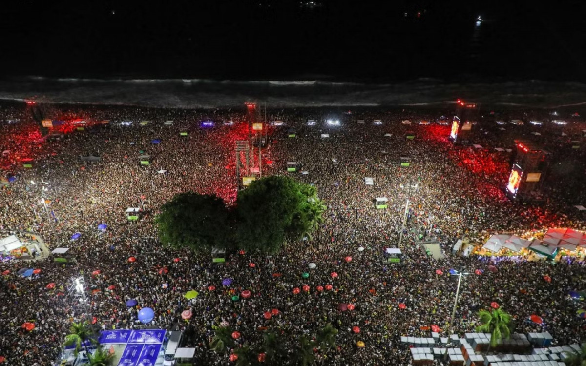 Multidão lota as areias da praia de Copacabana para o show de Lady Gaga