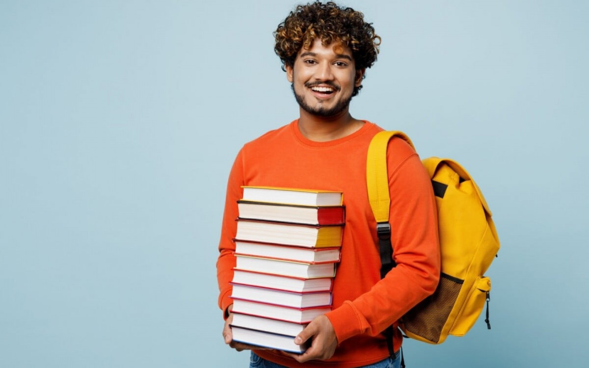 Compreender como os autores exigidos no Enem escrevem aumenta as chances de acerto na prova (Imagem: ViDI Studio | Shutterstock) 