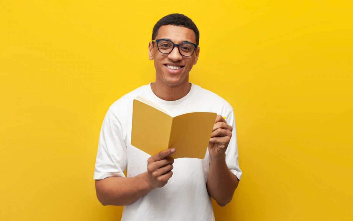 A leitura expande o vocabul&aacute;rio e consolida estruturas gramaticais (Imagem: Bohdan Malitskiy | Shutterstock) 