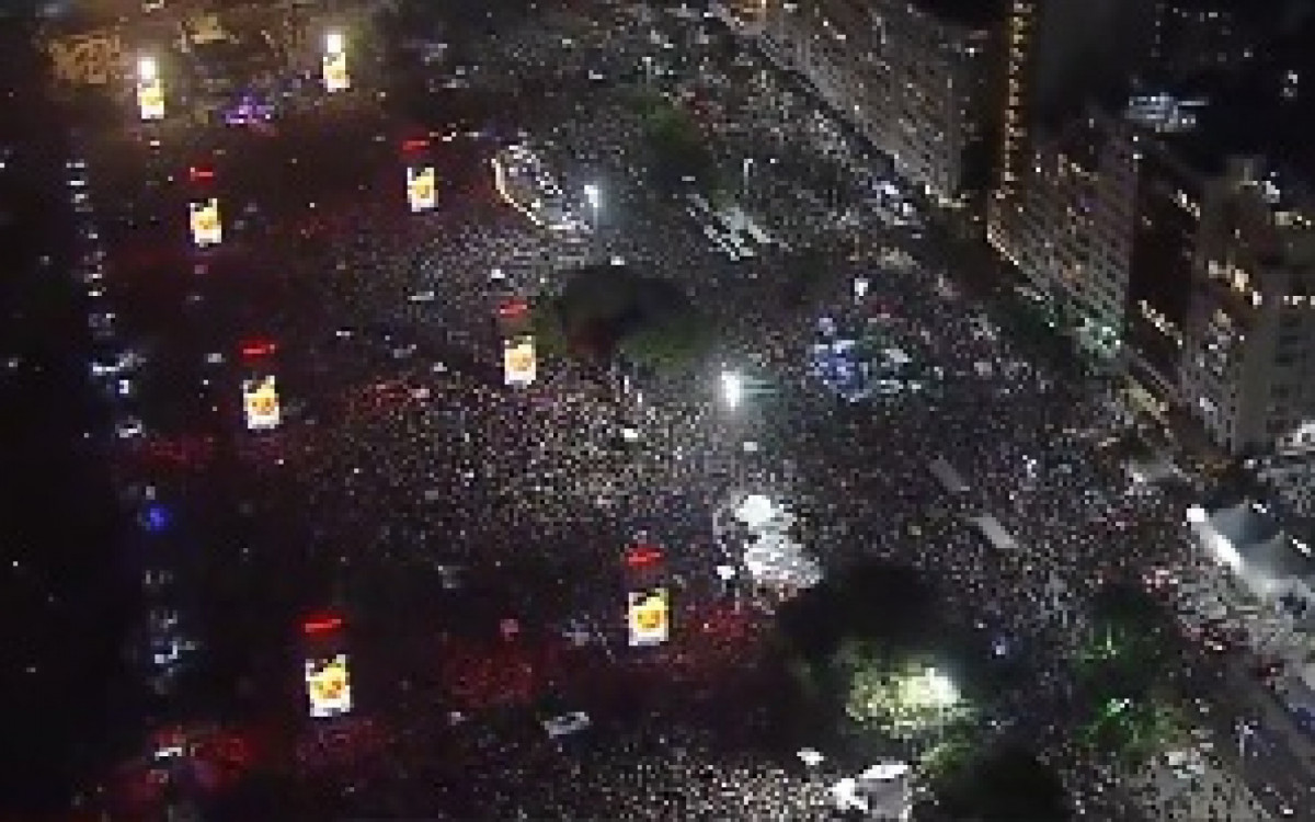 Milhares de pessoas lotam a praia de Copacabana para o Show de Lady Gaga