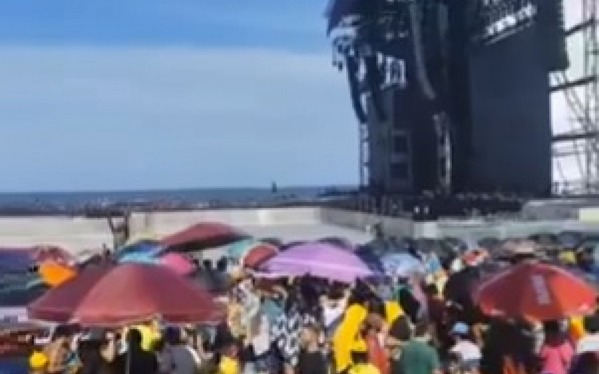 Milhares de fãs se aglomeram próximo ao palco do show de Lady Gaga em Copacabana