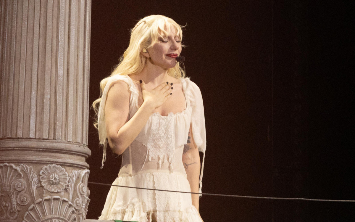 LADY GAGA SE EMOCIONA DURANTE SHOW EM COPACABANA.