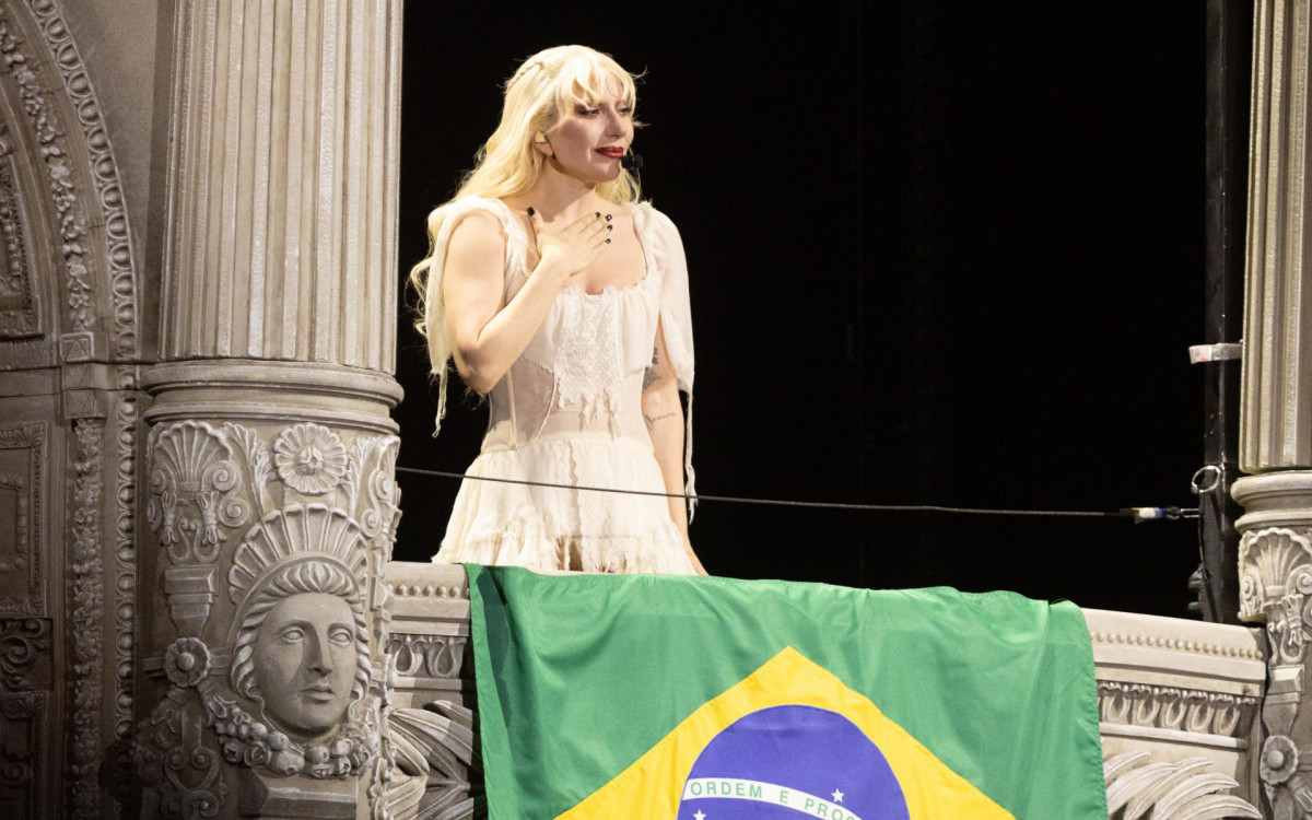 LADY GAGA SE EMOCIONA DURANTE SHOW EM COPACABANA.