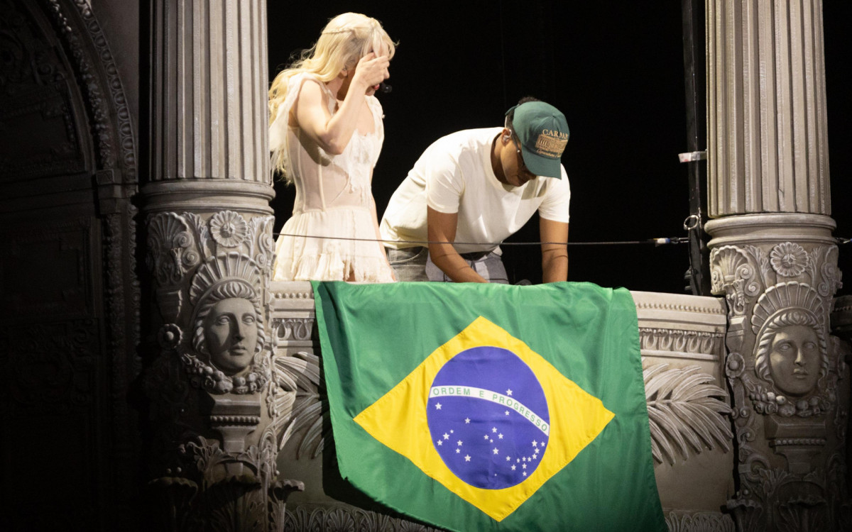 LADY GAGA SE EMOCIONA DURANTE SHOW EM COPACABANA.