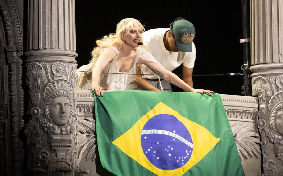 LADY GAGA SE EMOCIONA DURANTE SHOW EM COPACABANA.