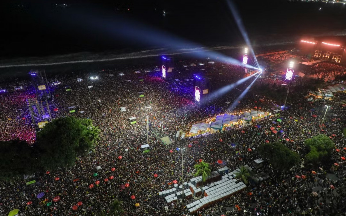 Multidão lota as areias da praia de Copacabana para o show de Lady Gaga: movimentação no bairro da Zona Sul começou cedo
