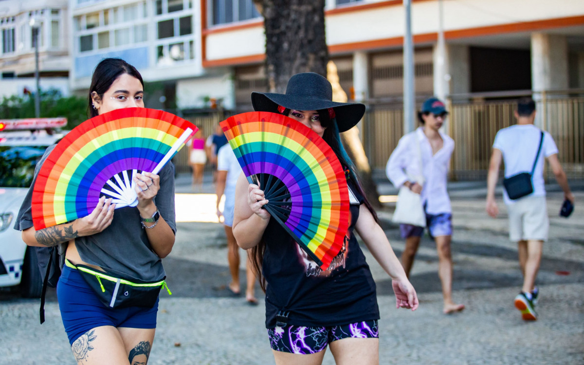 Fãs lotam Copacabana à espera do show da Lady Gaga que acontecerá na noite deste sábado (3)