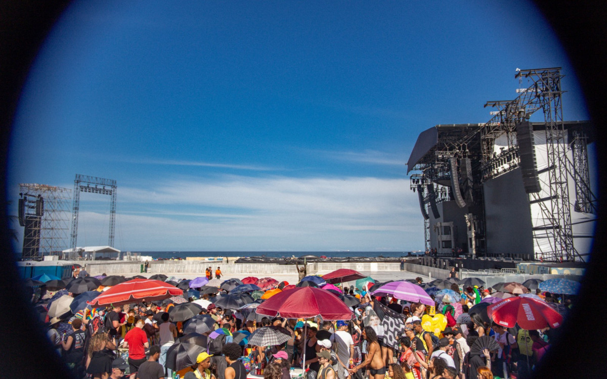 Fãs lotam Copacabana à espera do show da Lady Gaga que acontecerá na noite deste sábado (3)