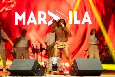 Marvvila leva multidão para celebrar dia da Baixada Fluminense, em Caxias