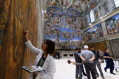 Conclave: Vaticano mostra preparativos da Capela Sistina