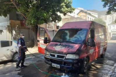 Van pega fogo em rua da Tijuca