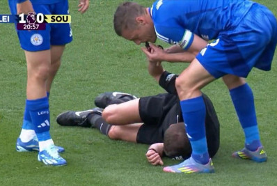 Jogador toma apito do árbitro para interromper jogo