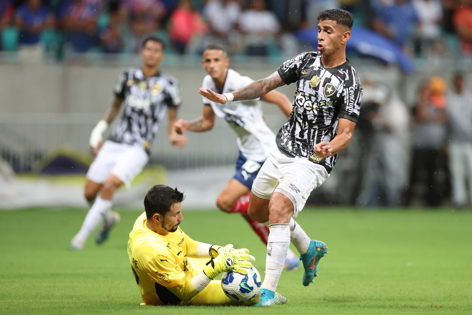David Ricardo chega atrasado e o goleiro Marcos Felipe faz a defesa - Vítor Silva/Botafogo