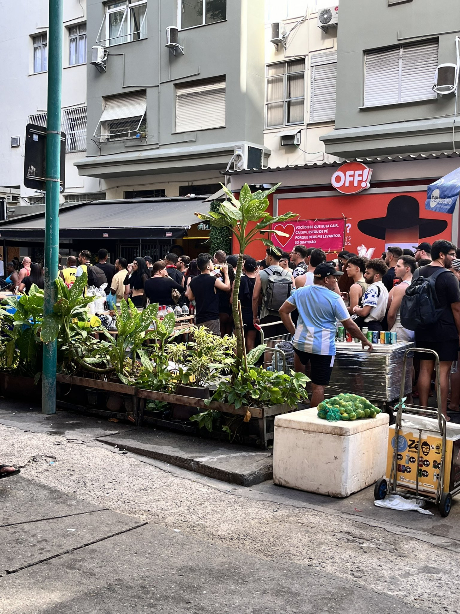 Rua Siqueira Campos concentrou filas