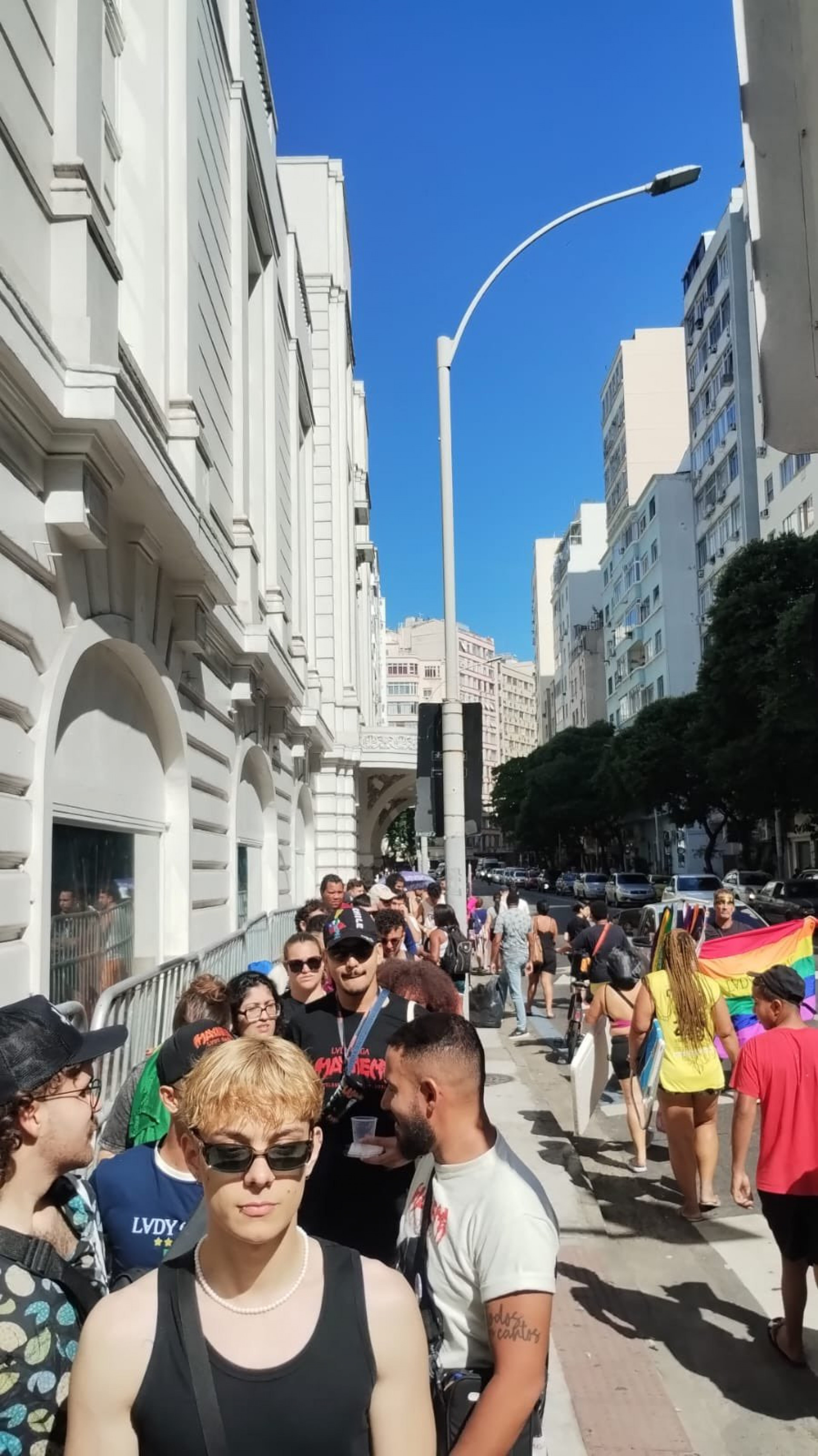Avenida Nossa Senhora de Copacabana está com as maiores filas