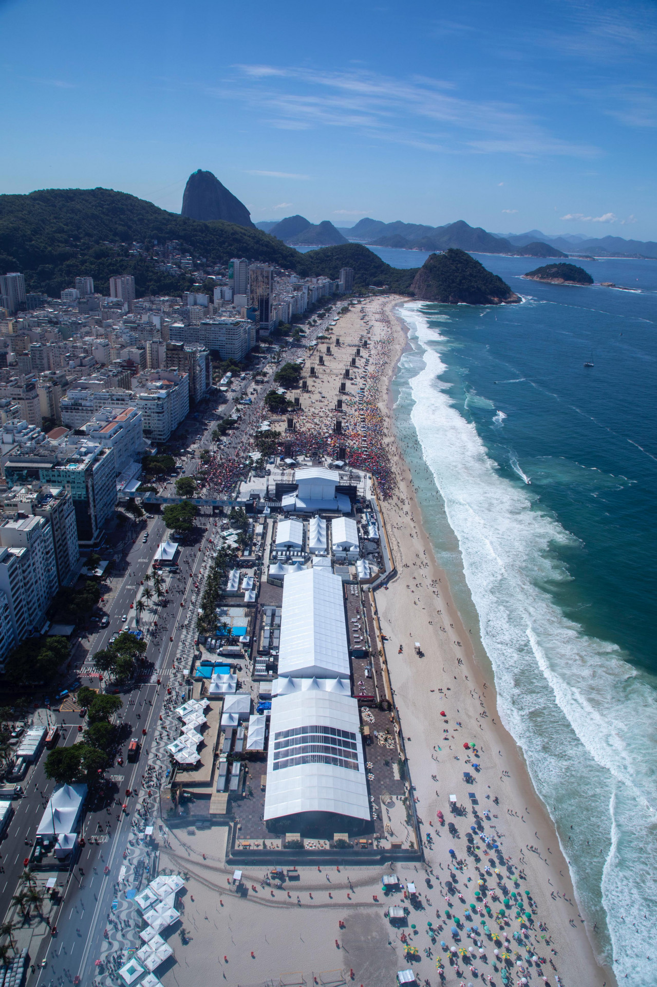 Movimentação de fãs na Praia de Copacabana para o show de Lady Gaga neste sábado (3)
