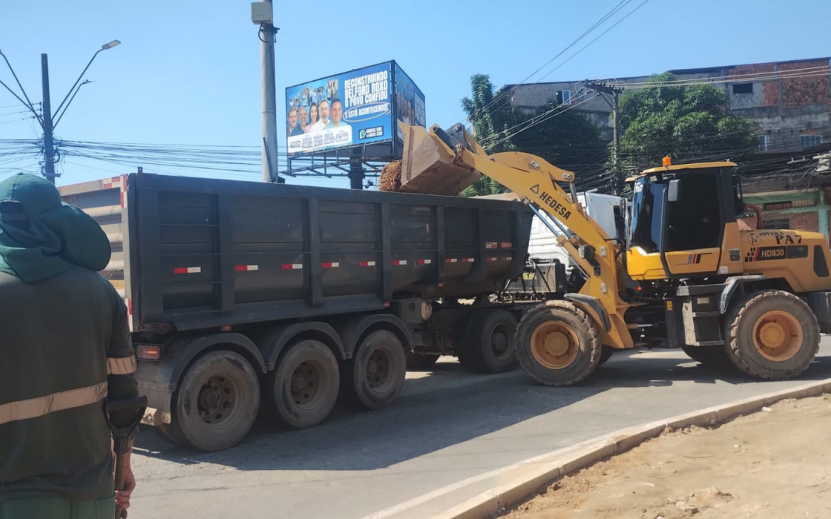Na localidade conhecida como Três Setas, a Prefeitura efetuou limpeza das vias