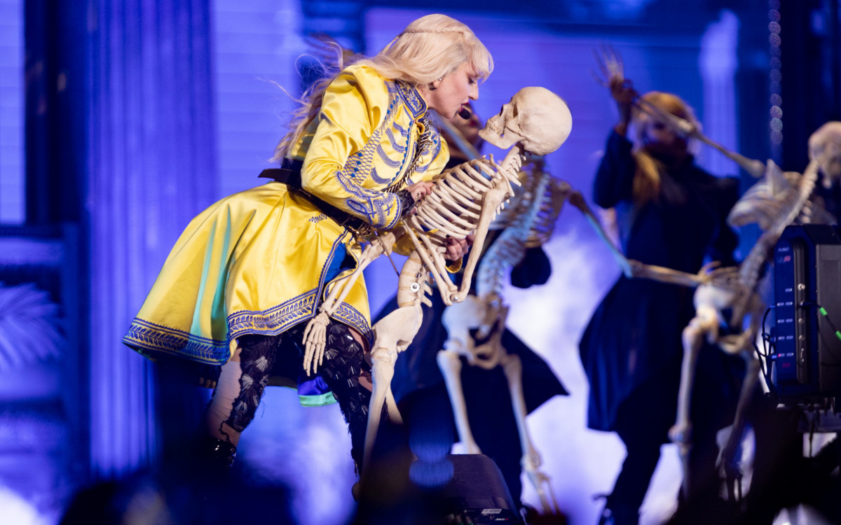 Lady Gaga reúne mais de 2 milhões de pessoas em Copacabana