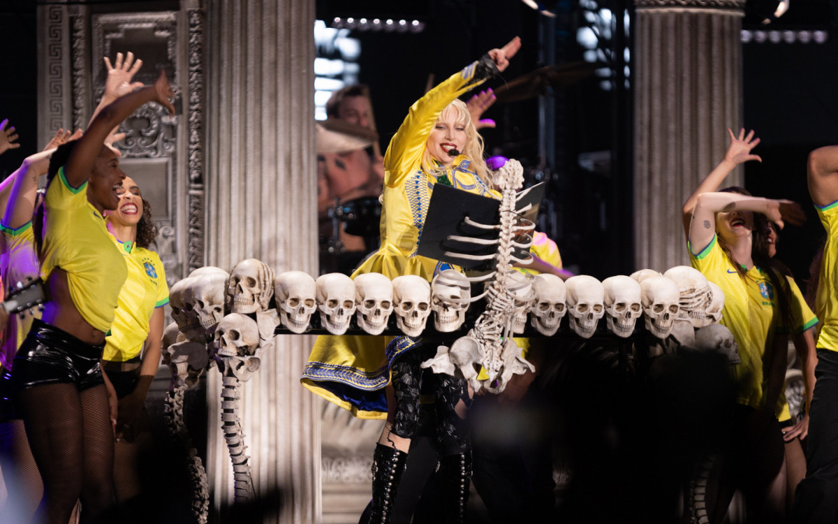 Lady Gaga reúne mais de 2 milhões de pessoas em Copacabana