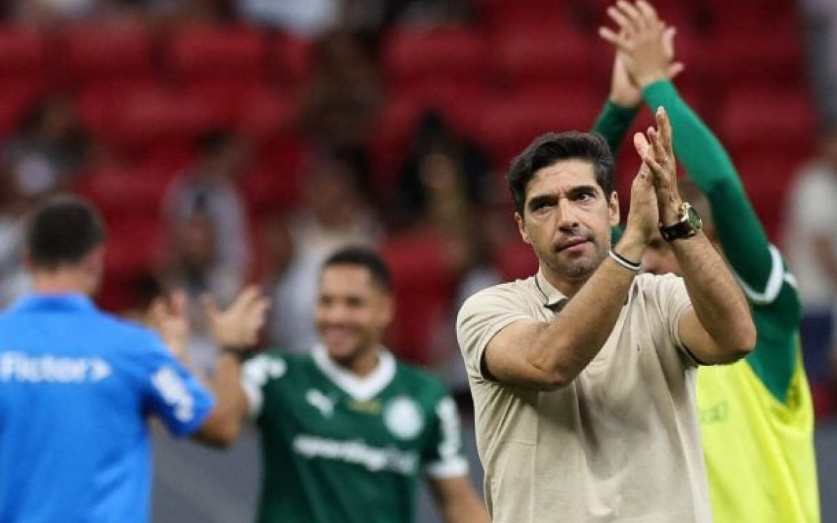 Abel Ferreira fala de paci&ecirc;ncia com Vitor Roque: ‘Um passo para tr&aacute;s para dar tr&ecirc;s para frente’