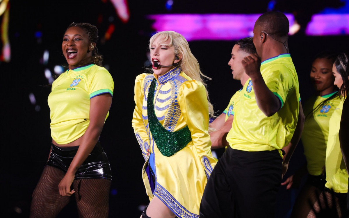 Lady Gaga reúne mais de 2 milhões de pessoas em Copacabana