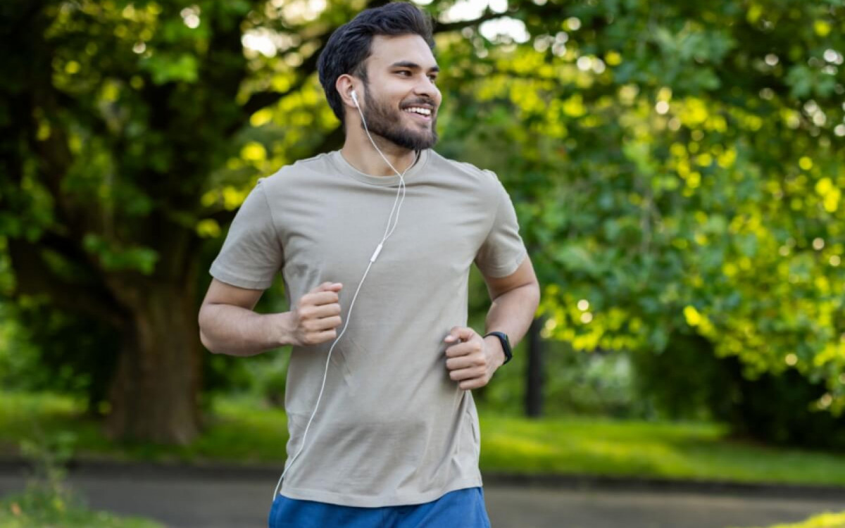 Praticar atividade f&iacute;sica sem avalia&ccedil;&atilde;o m&eacute;dica pode ser prejudicial para a sa&uacute;de (Imagem: TetianaKtv | Shutterstock)
