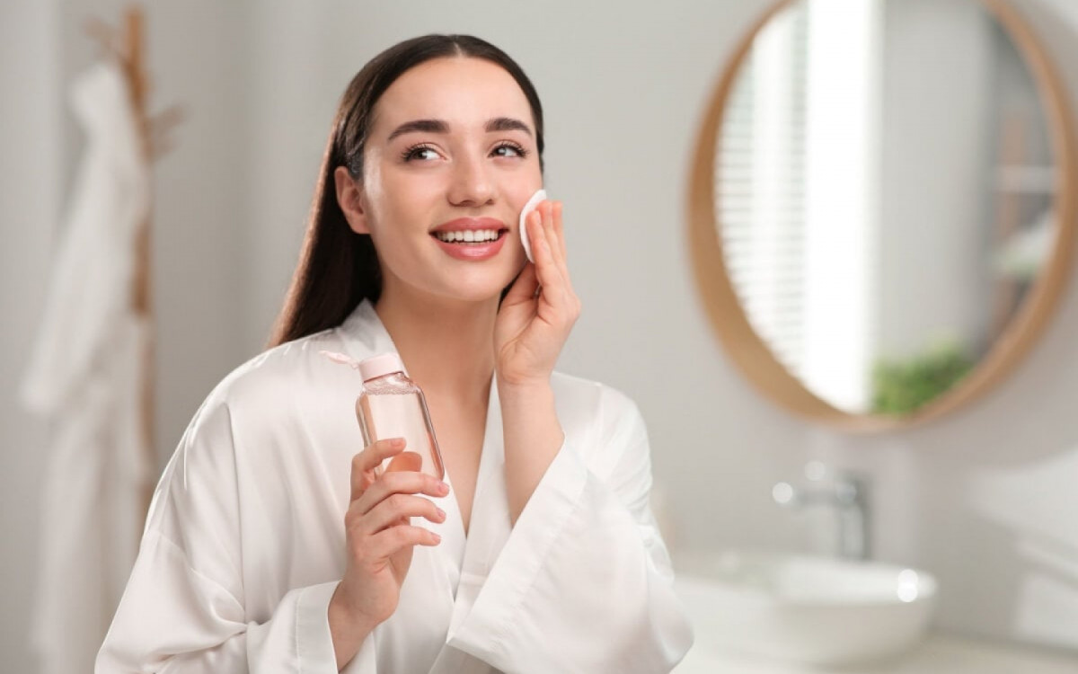 Certos ativos beneficiam a pele em diferentes partes do dia (Imagem: New Africa | Shutterstock)