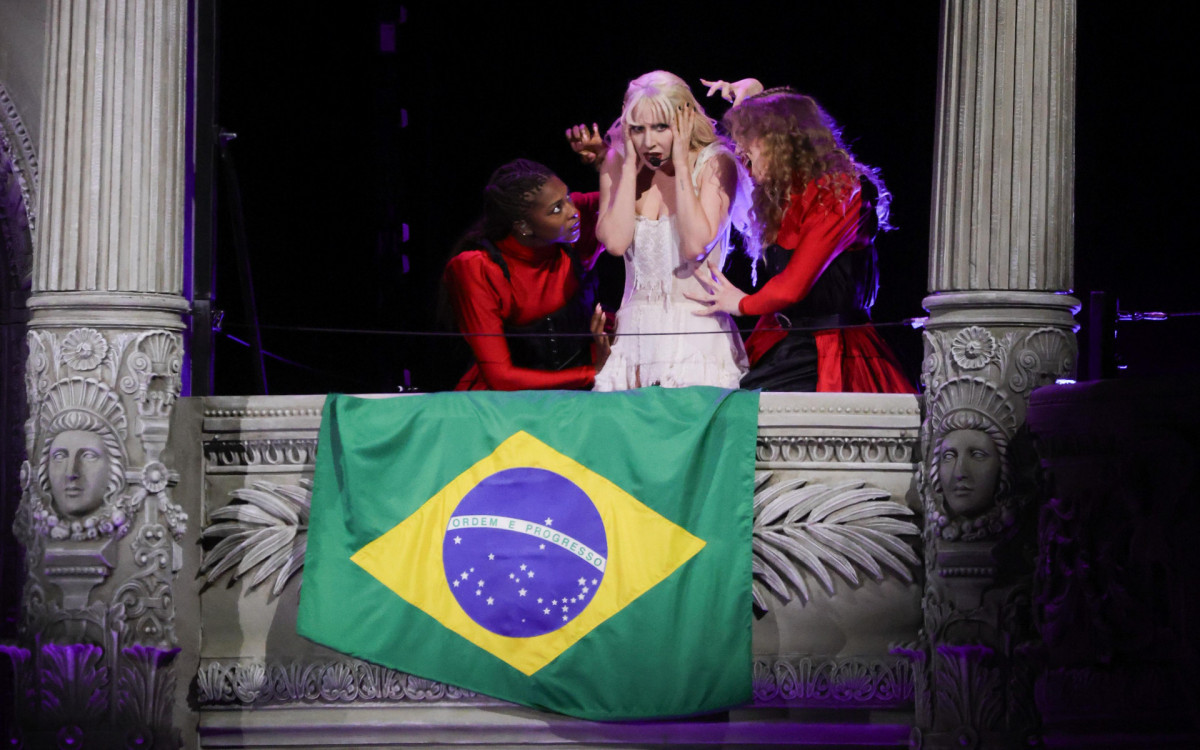 Lady Gaga reúne mais de 2 milhões de pessoas em Copacabana