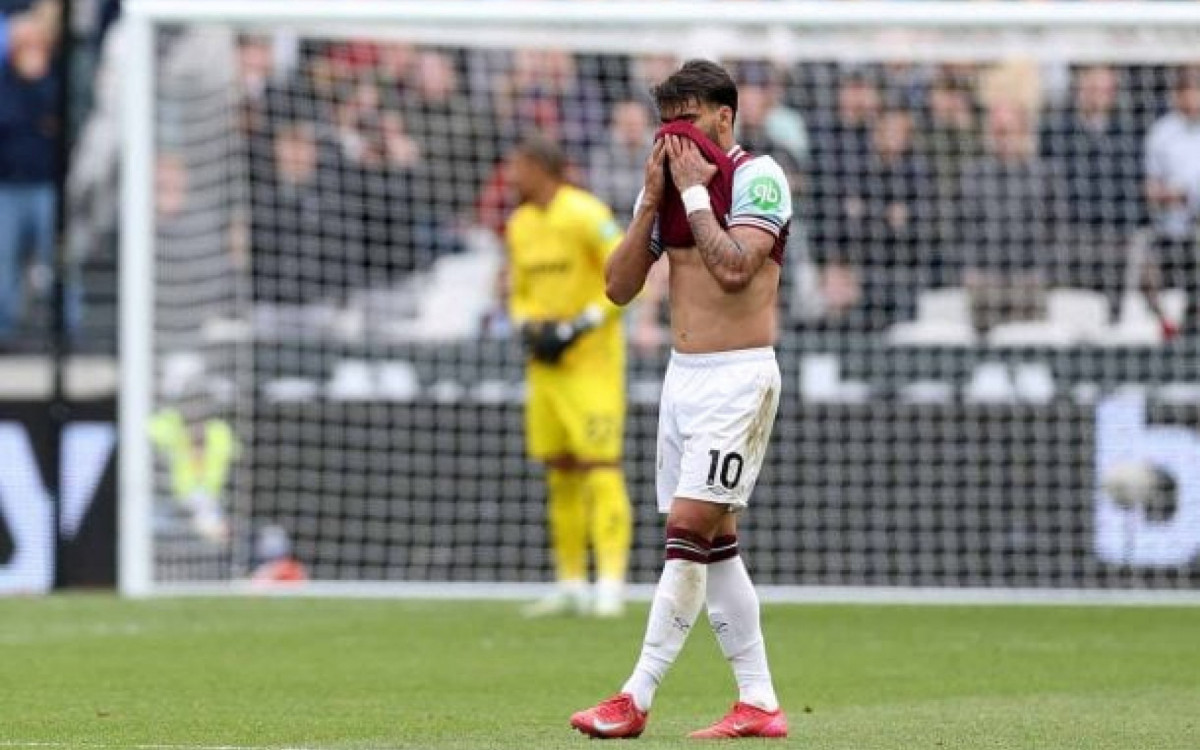 Lucas Paquet&aacute; deixa o gramado chorando ap&oacute;s receber cart&atilde;o