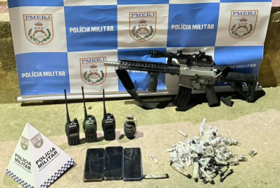 PM apreende fuzil, granada, drogas e moto em Belford Roxo