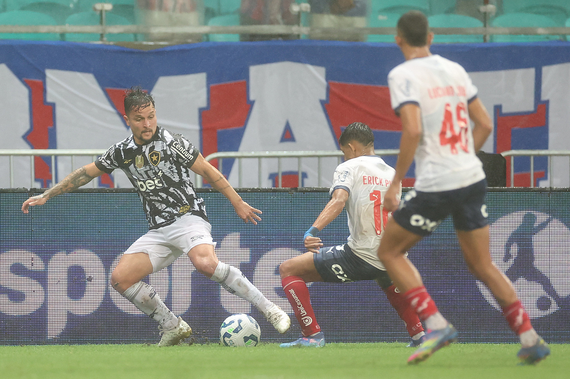 Artur encara a marcação de Erick Pulga em Bahia x Botafogo - Vítor Silva/Botafogo