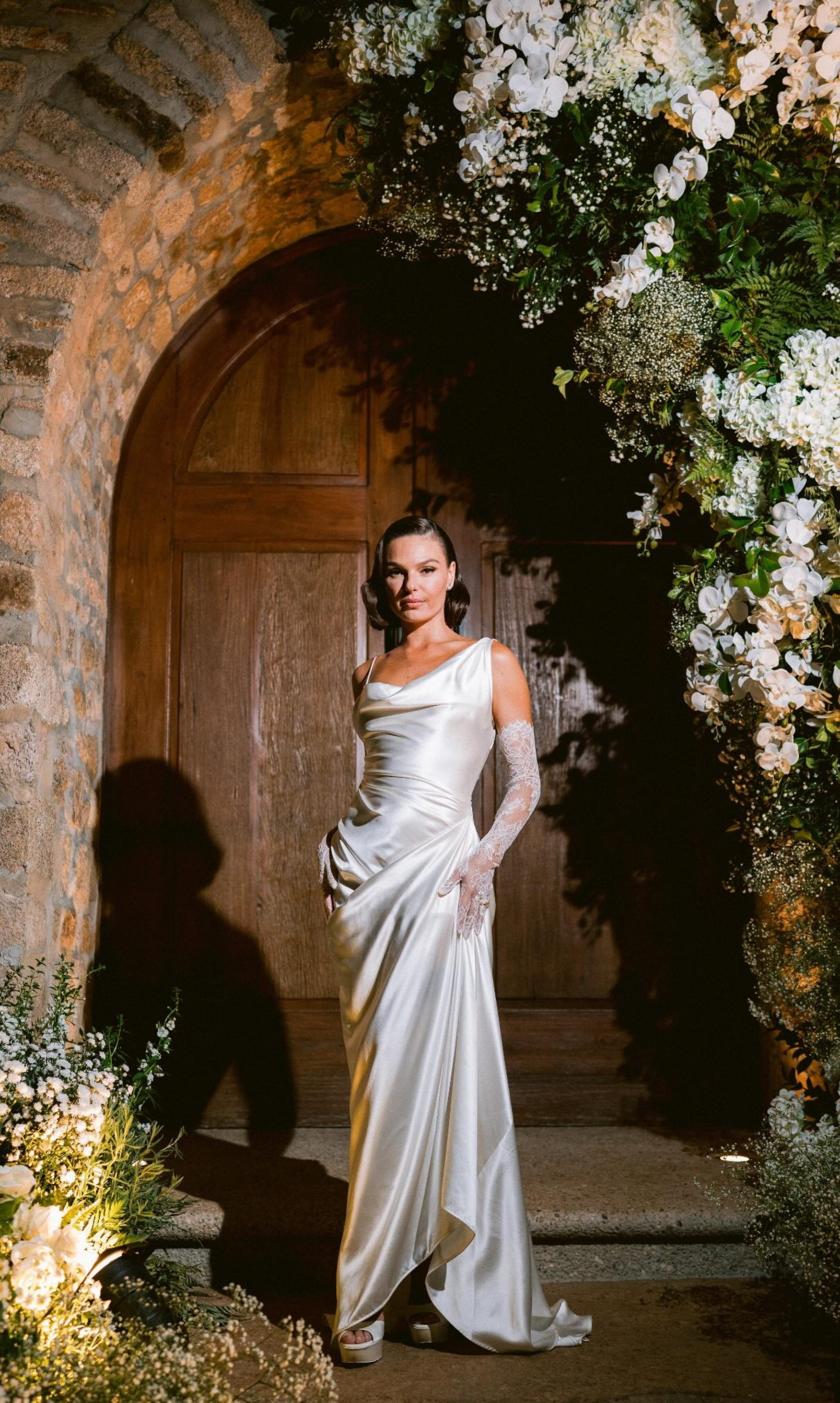  Isis Valverde usando o terceiro vestido do casamento  - Reprodução / Instagram 