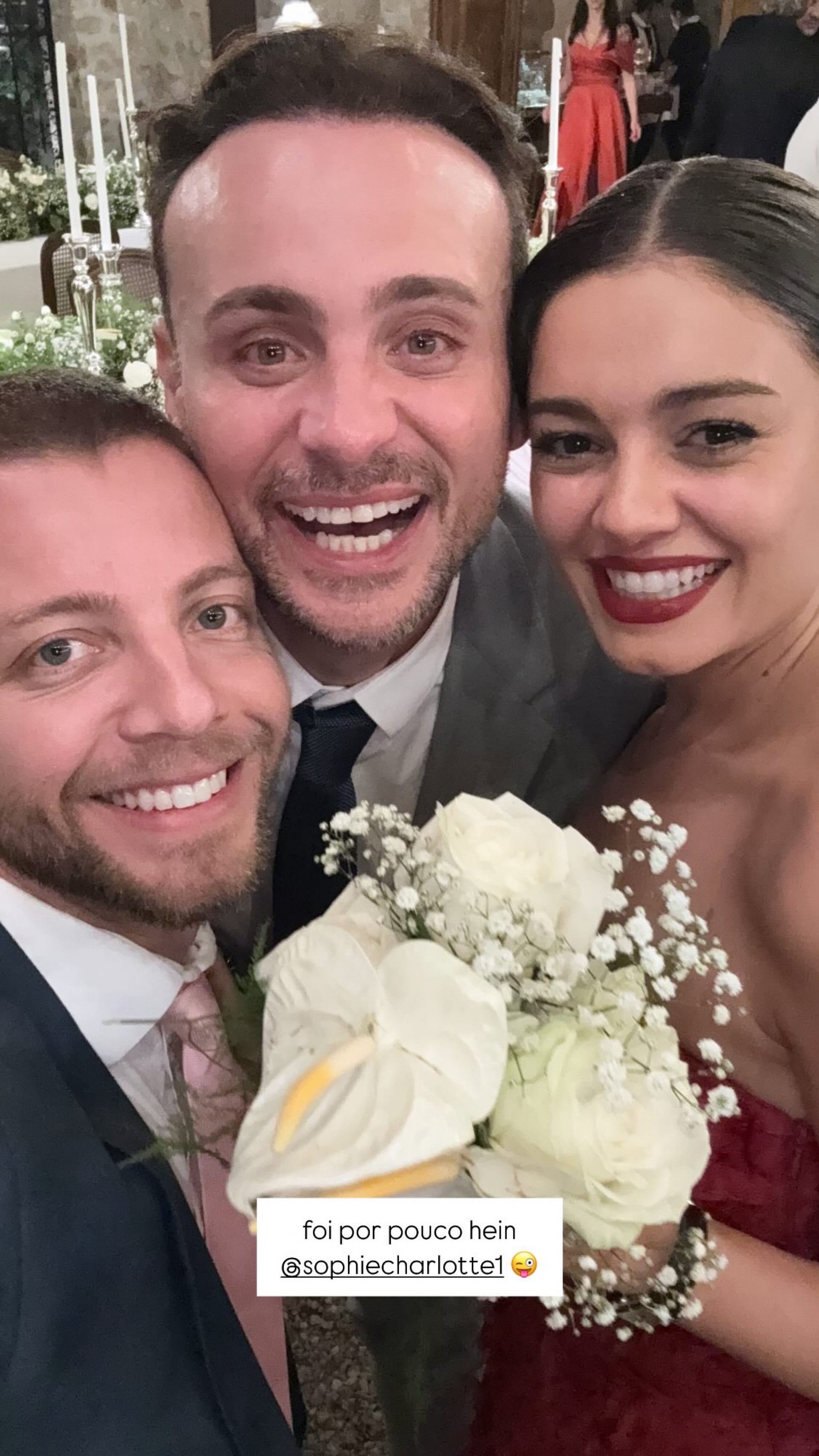 Após disputa com Sophie Charlotte, Léo Fuchs pega o buquê do casamento de Isis Valverde  - Reprodução / Instagram 