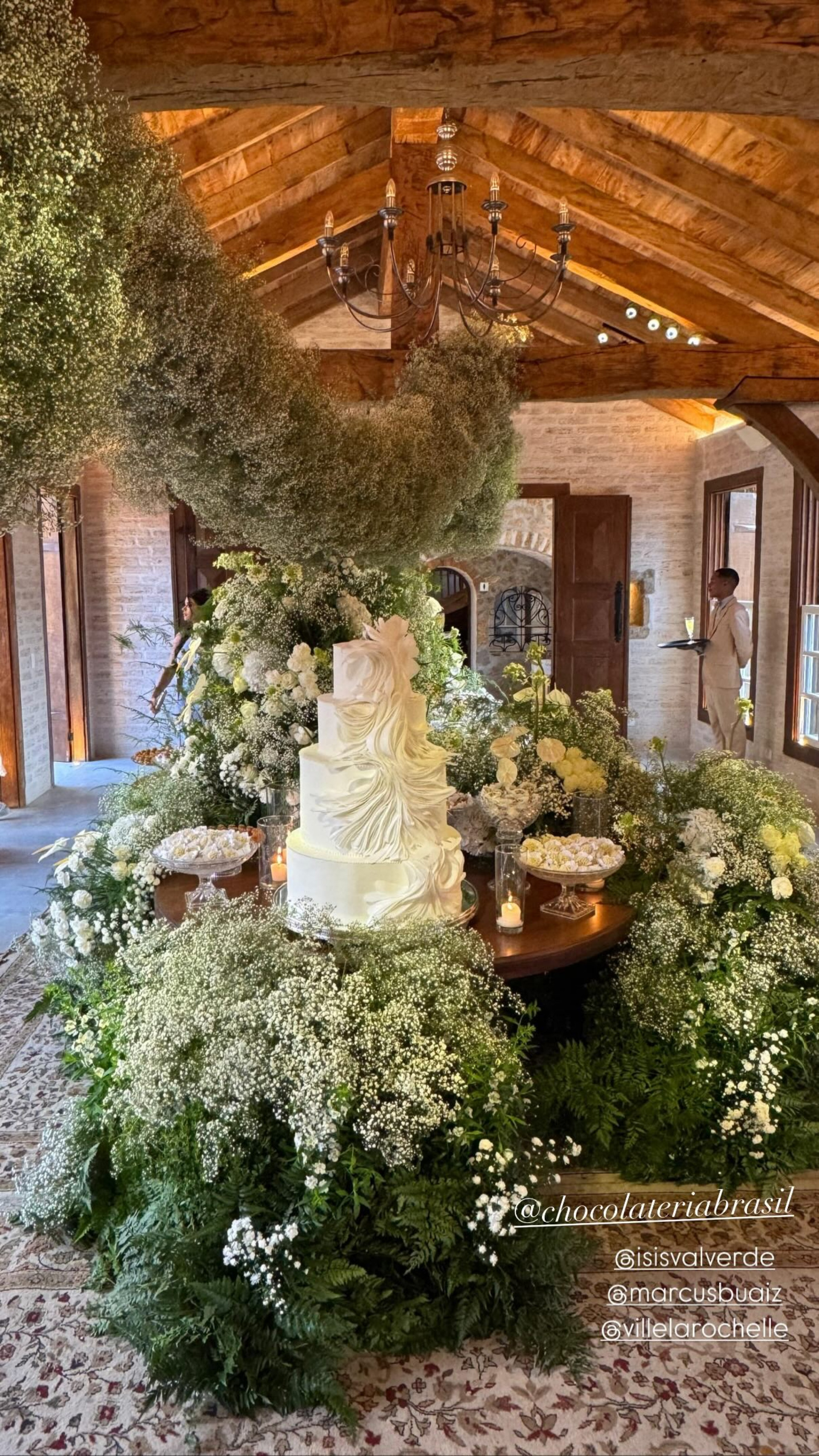 Bolo e parte da decoração do casamento de Isis Valverde e Marcus Buaiz - Reprodução / Instagram 