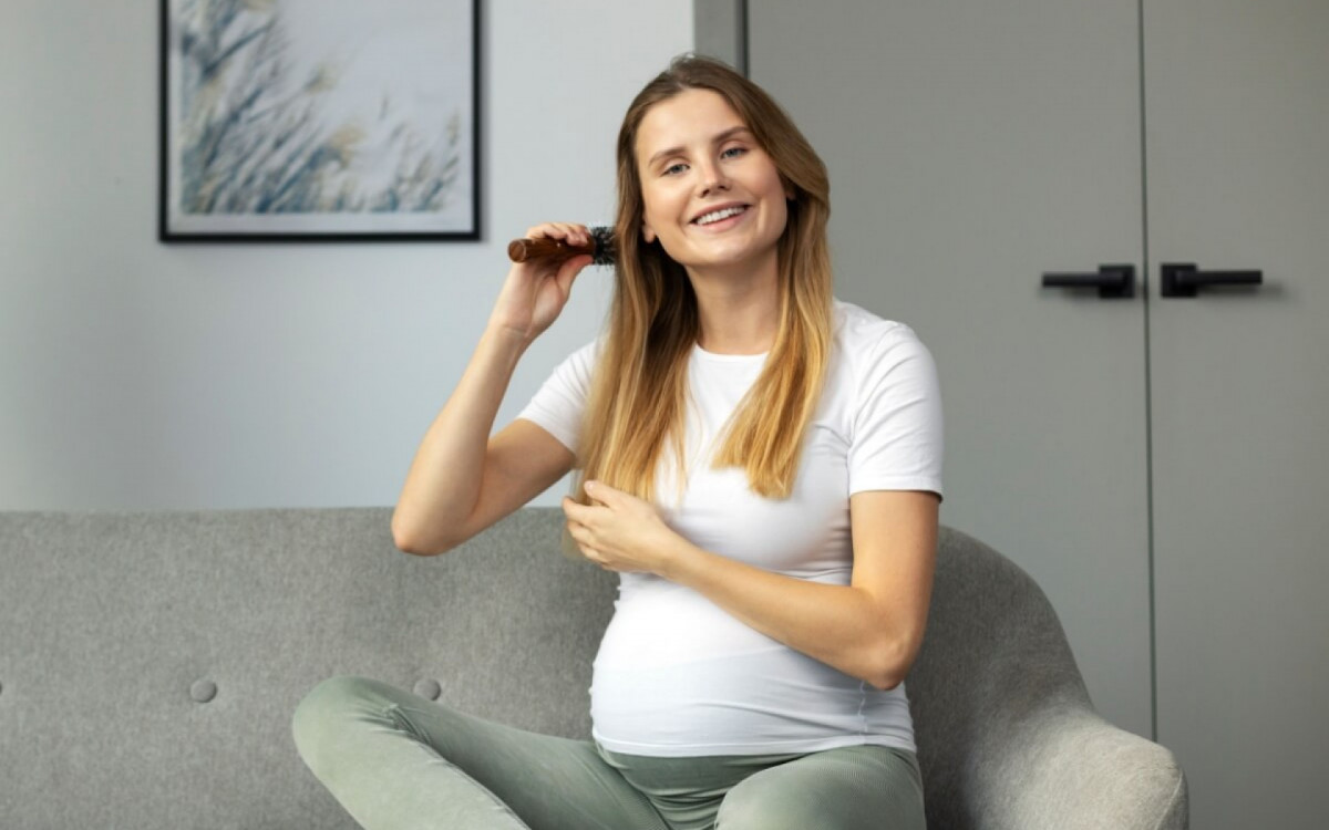 O cabelo da mulher passa por diversas mudan&ccedil;as durante e ap&oacute;s a gesta&ccedil;&atilde;o (Imagem: AYO Production | Shutterstock) 