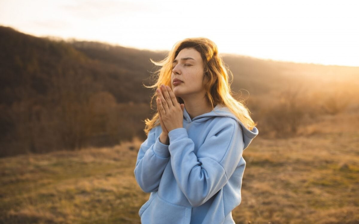 As ora&ccedil;&otilde;es ajudam a passar pelo luto com mais serenidade (Imagem: Ptashkimenko | Shutterstock)