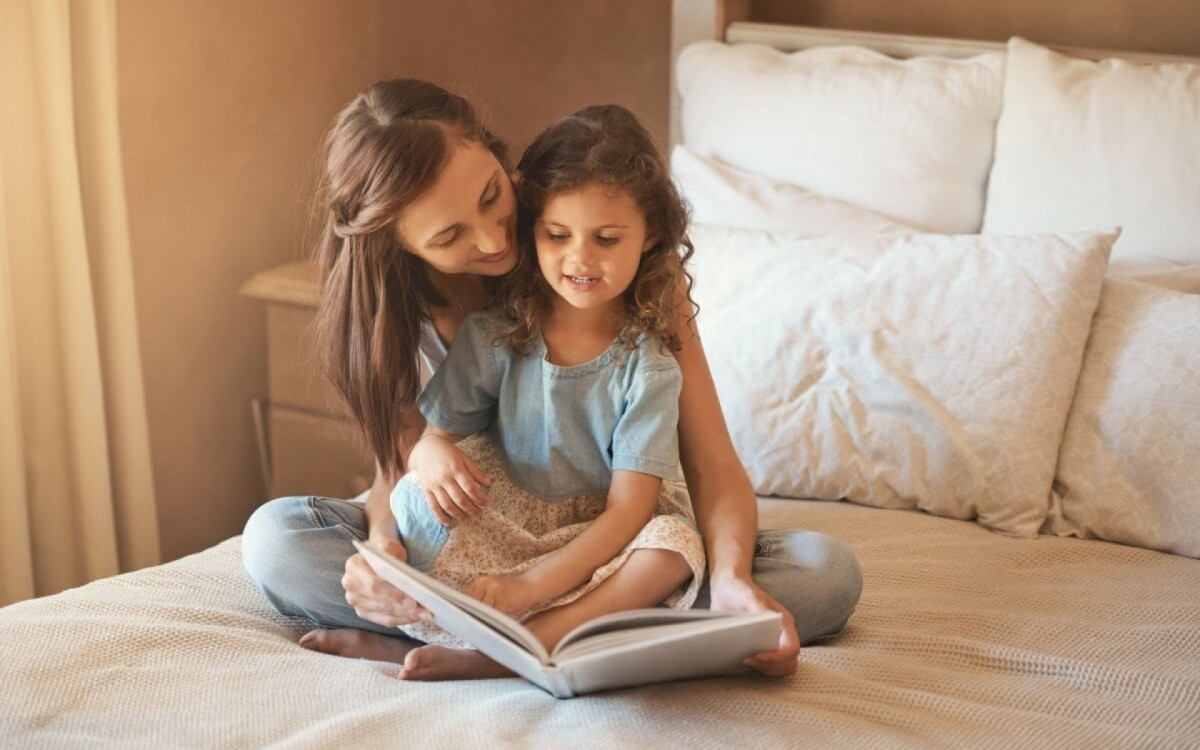 Obras liter&aacute;rias nacionais valorizam as riquezas culturais do Brasil e s&atilde;o &oacute;timas para pais e tutores lerem com as crian&ccedil;as (Imagem: PeopleImages.com - Yuri A | Shutterstock) 
