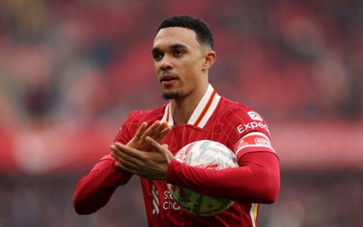 Sa&iacute;da de Alexander-Arnold do Liverpool revolta torcedores nas redes sociais