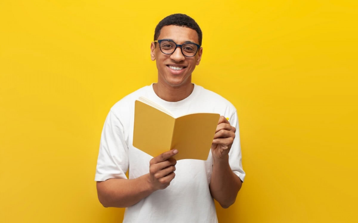 A leitura expande o vocabul&aacute;rio e consolida estruturas gramaticais (Imagem: Bohdan Malitskiy | Shutterstock) 