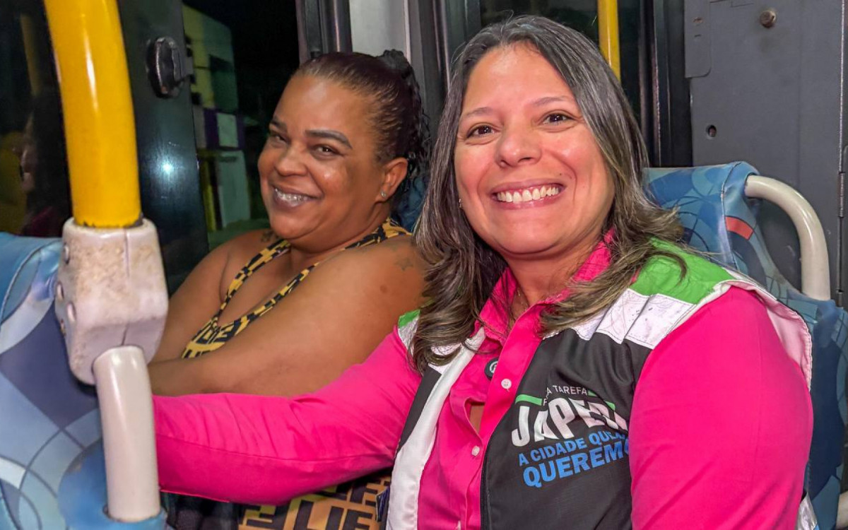 Prefeita Fernanda Ontiveros ao lado de uma passageiro no ônibus com Tarifa Zero