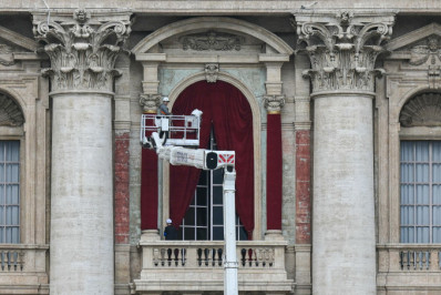 Vaticano instala cortinas na Basílica de São Pedro para primeira aparição do novo papa