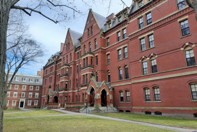 Após Harvard sinalizar abertura para diálogo, EUA cortam US$ 450 milhões da universidade 