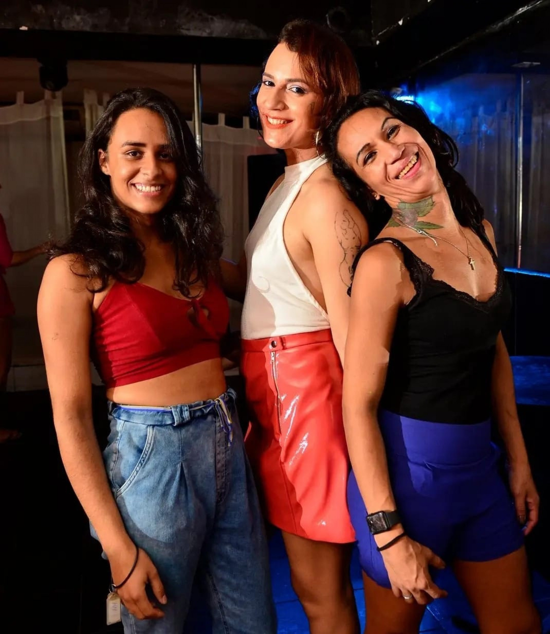 Danielly (D) ao lado das amigas com quem morava havia cerca de 10 anos, Manoela (C) e Ana Luiza