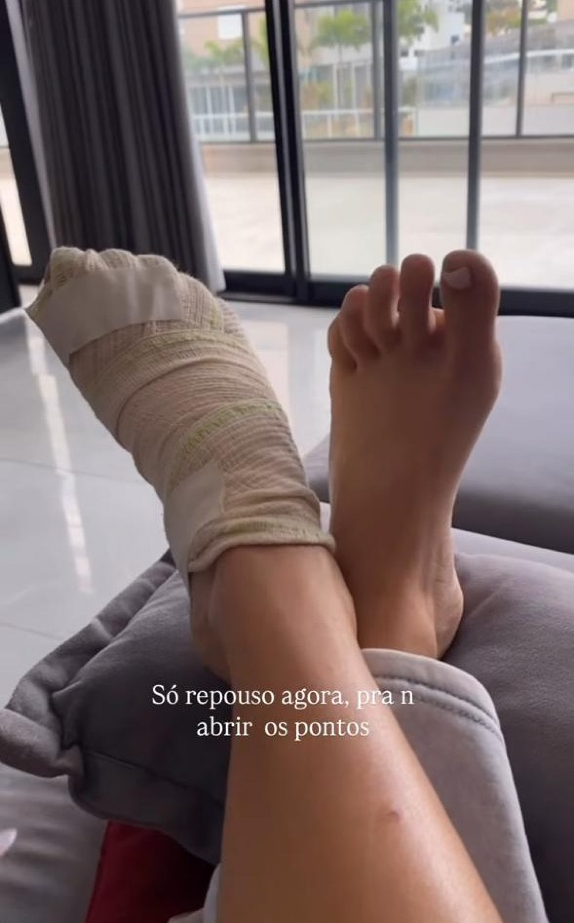 Ex-BBB Larissa Santos leva 14 pontos após box de banheiro estourar 
 - Reprodução / Instagram 